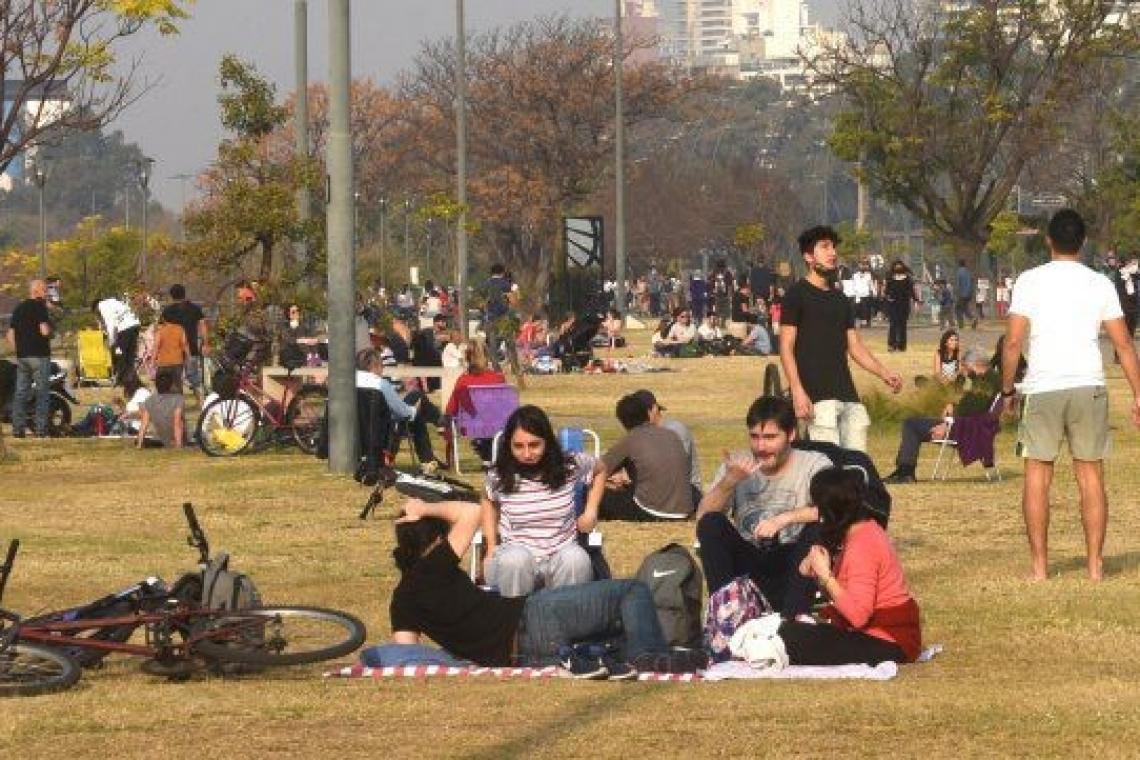 Suspensión de reuniones afectivas en Rosario: Perotti asegura que algunos lugares “se convirtieron en fiestas”.