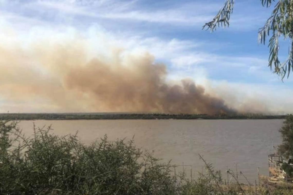 Humo en la ciudad, incendio en las islas 
