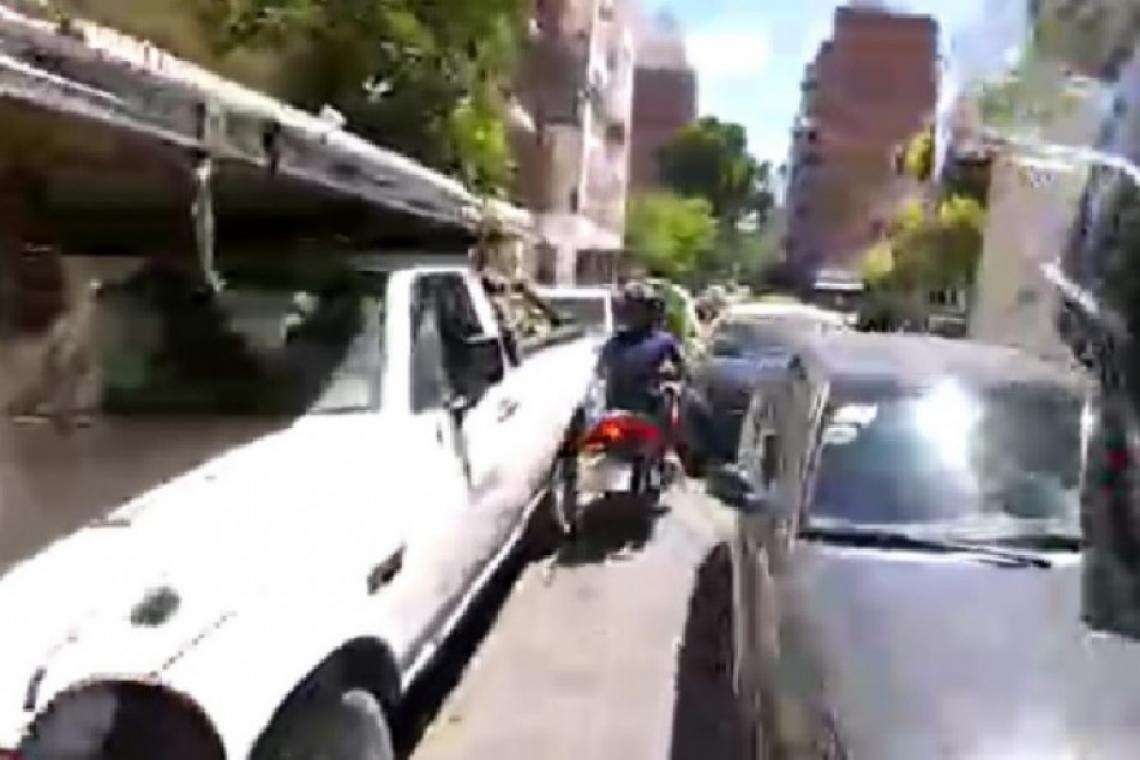 El motociclista que evadió control policial cometió infracciones por un millón de pesos