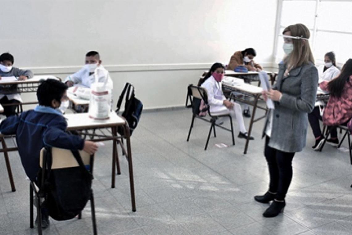 Comienza la inscripción para vacunar a personal de establecimientos educativos del país
