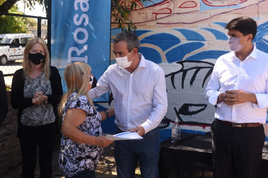 Comenzó la entrega de escrituras a familias del barrio Molino Blanco