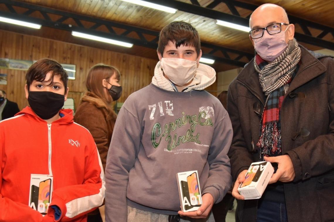 La provincia inició la entrega de celulares del plan de fortalecimiento en educación rural "Angela Peralta Pino"