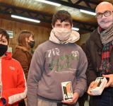 La provincia inició la entrega de celulares del plan de fortalecimiento en educación rural "Angela Peralta Pino"