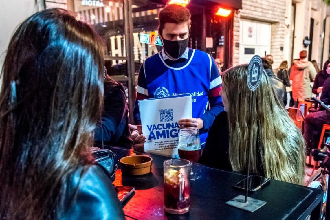 «Vacunate, amigo»: Municipio y Provincia salen a inscribir a jóvenes para vacunarse contra el Covid-19