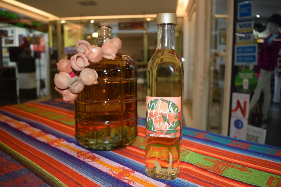 Emprendimientos locales ponen a la venta caña con ruda artesanal de producción propia