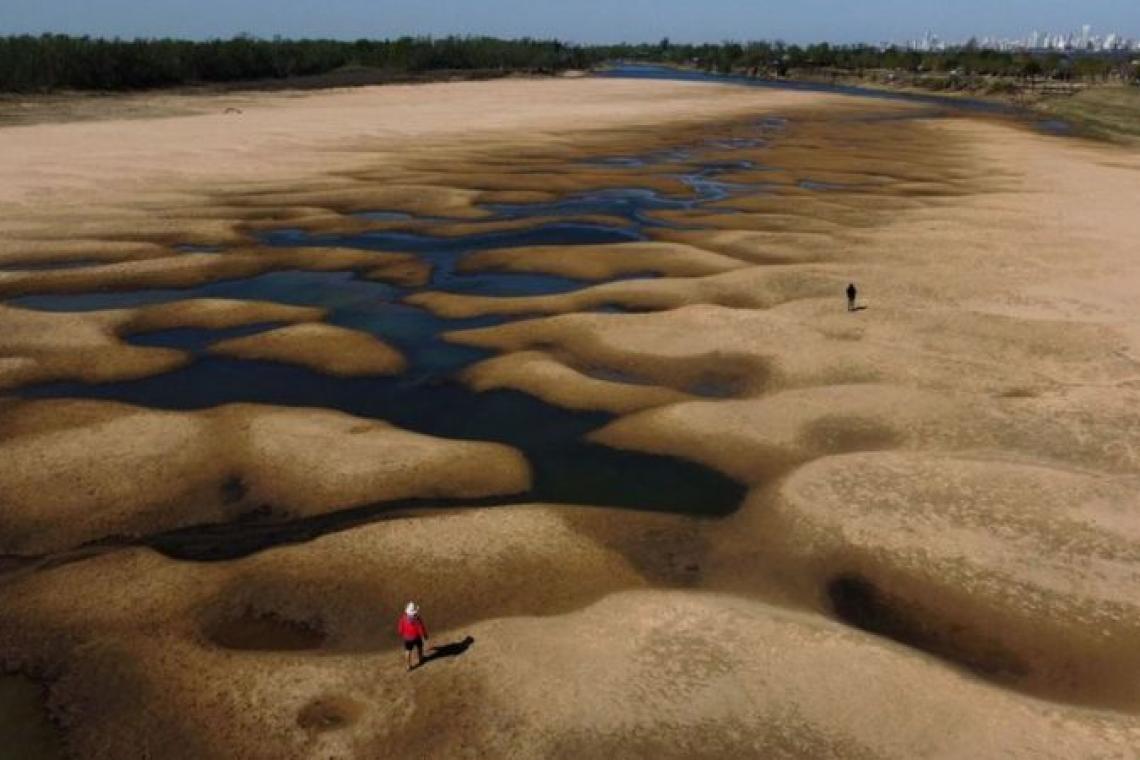 Las impactantes imágenes de la mayor sequía en 77 años del río Paraná, el segundo más largo de Sudamérica