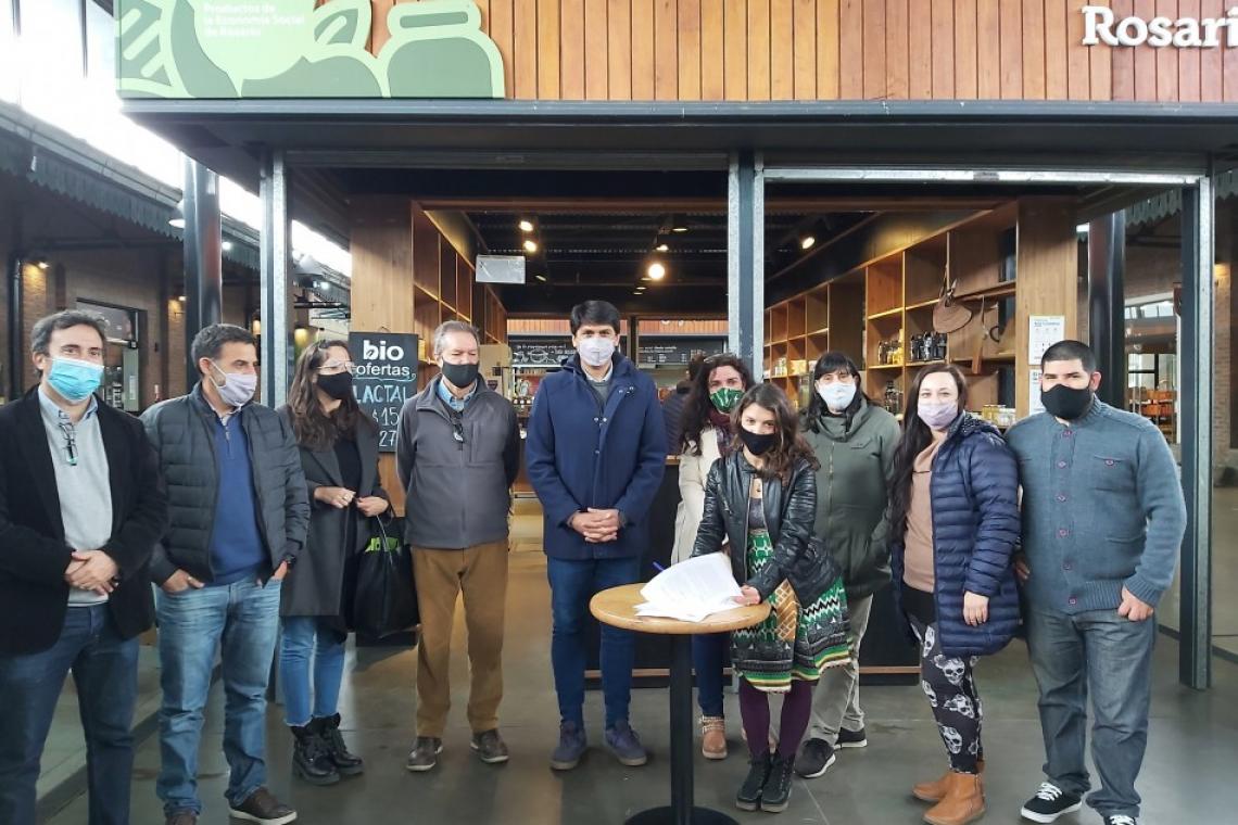Emprendedores y emprendedoras del rubro alimentos gestionarán el Biomercado del Patio