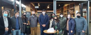 Emprendedores y emprendedoras del rubro alimentos gestionarán el Biomercado del Patio