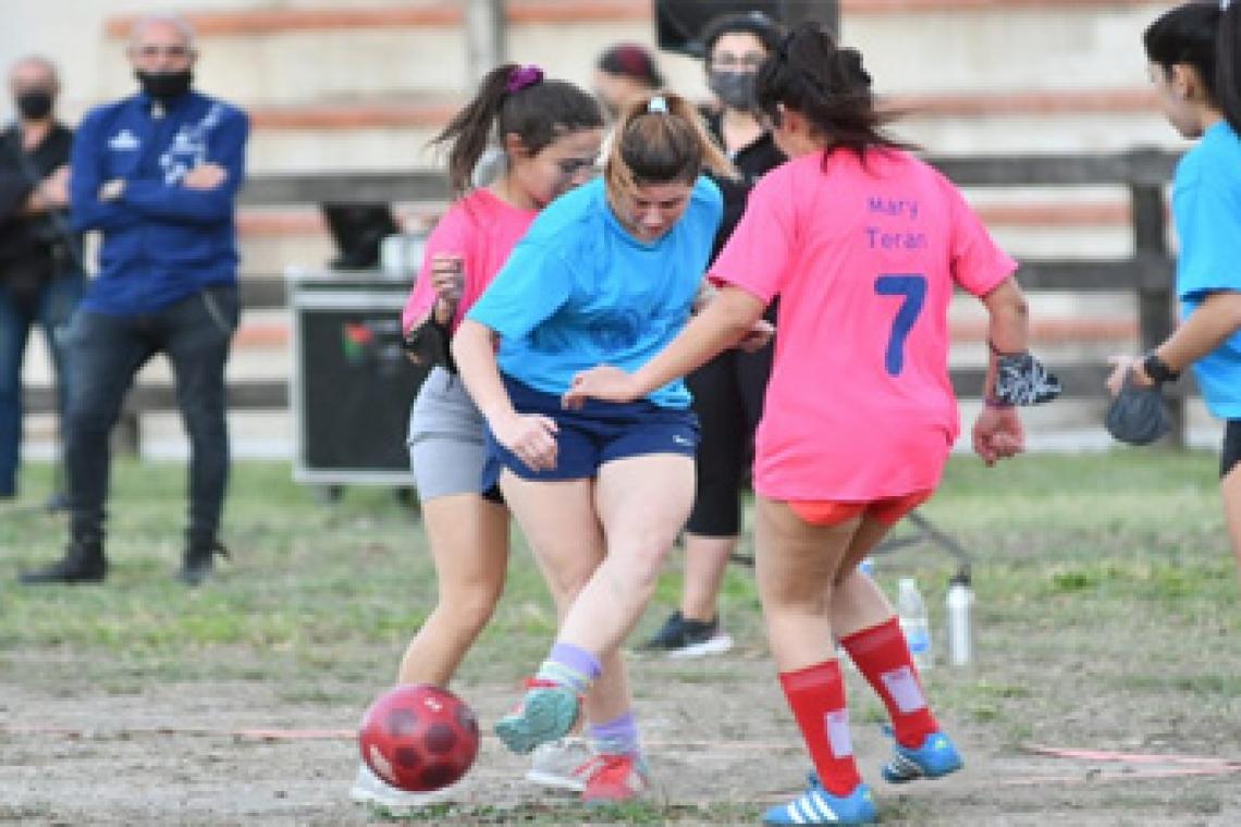 Con un partido de fútbol se presentó el nuevo circuito turístico dedicado a mujeres que marcaron la historia de Rosario