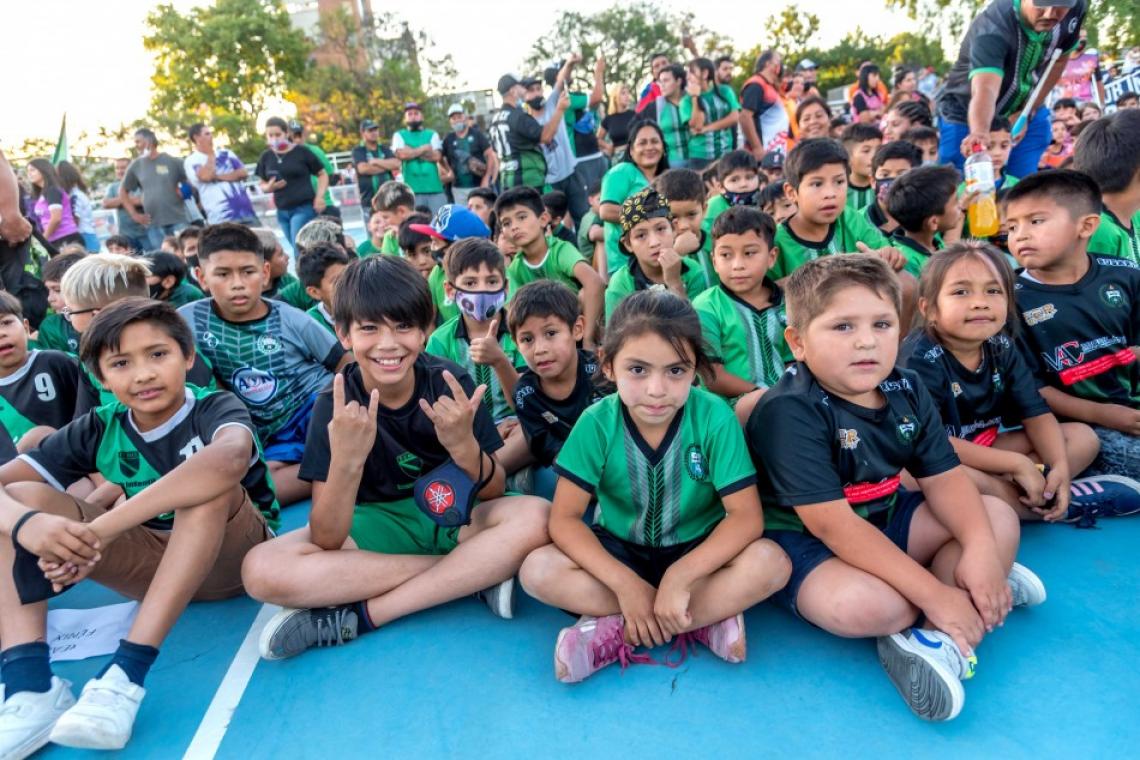 Rosario es Fútbol: El municipio continúa con la entrega de camisetas a clubes de la ciudad