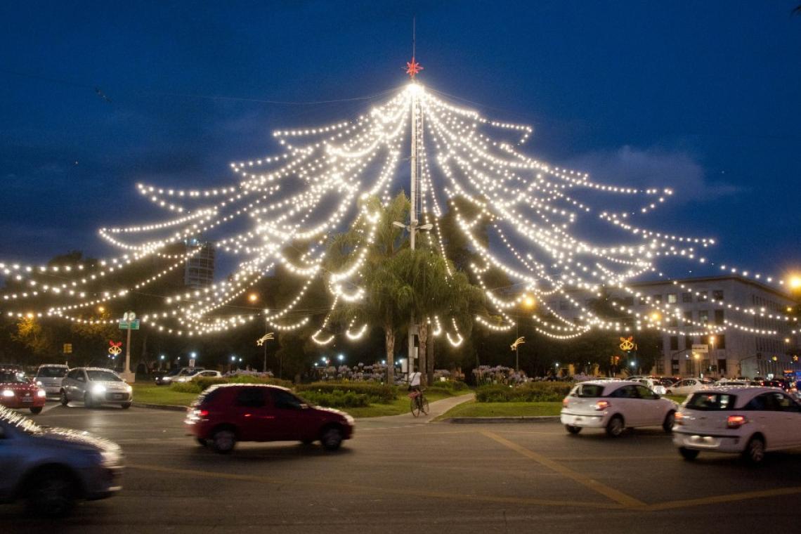 Rosario pidió paz: Con un imponente mensaje se encendieron las luces del tradicional árbol de Navidad