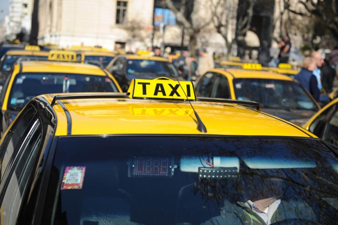 Acuerdo entre organizaciones taxistas y el municipio para la mejora del servicio