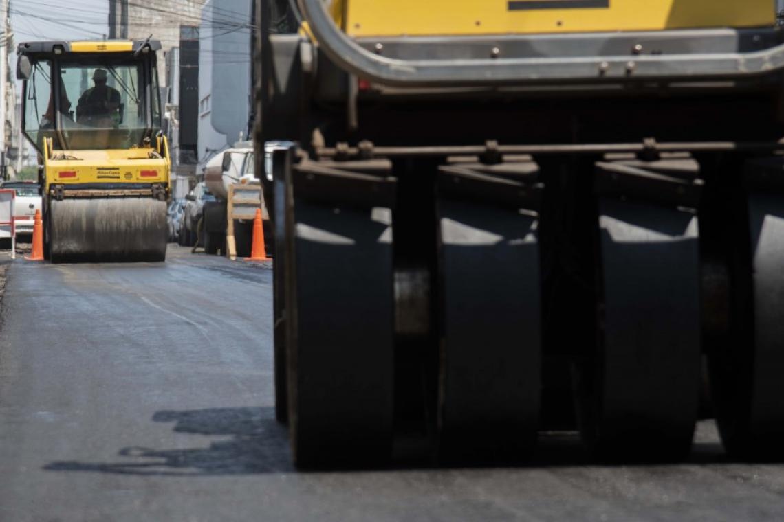 Avanzan tres grandes obras de pavimento definitivo en distintos barrios de la ciudad