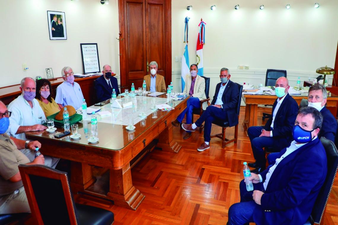 La provincia concretó la primera reunión paritaria con los gremios de la administración central