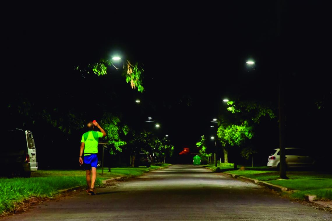 La Municipalidad instaló más de 3.600 luces led en 13 barrios de la ciudad