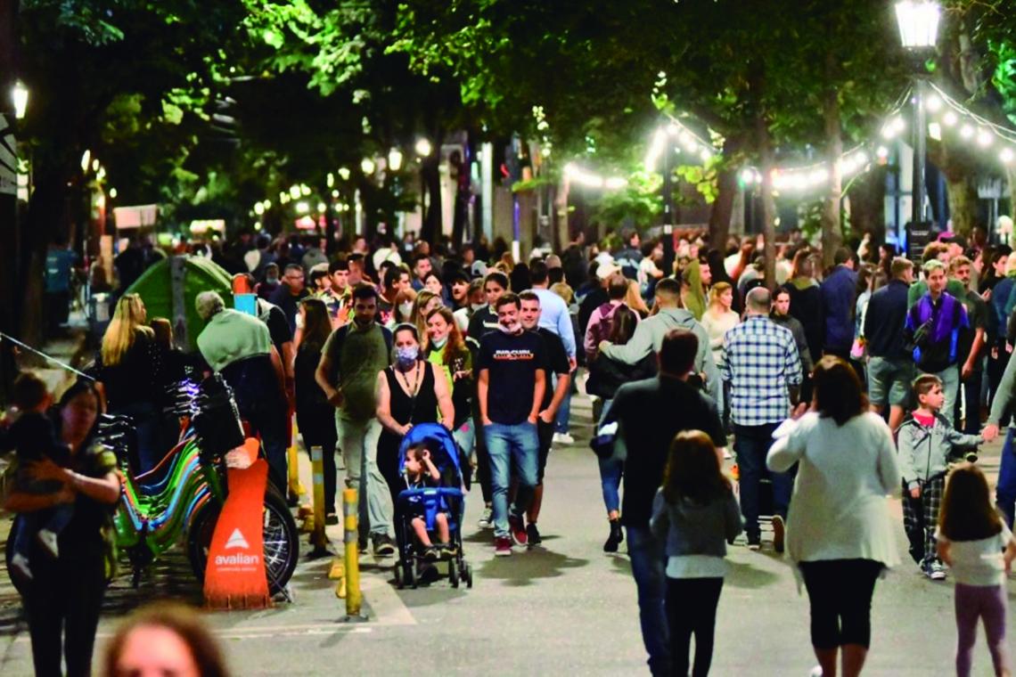 Con masiva concurrencia y alto impacto comercial se desarrolló la segunda Noche de Peatonales