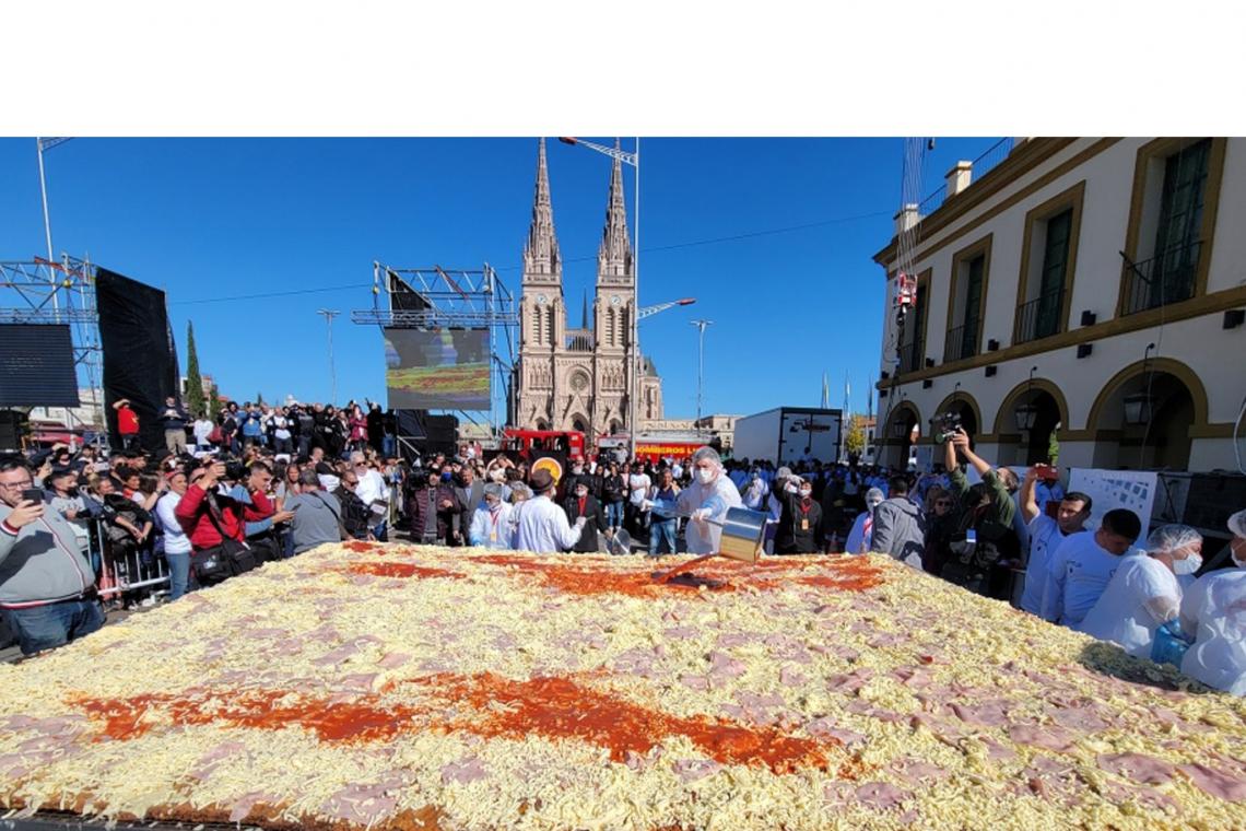 Cocinaron la milanesa a la napolitana "más grande del mundo" en Luján