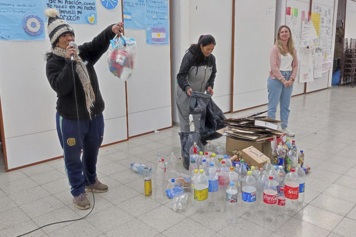 La concejala Mónica Ferrero visitó la Escuela 1400 en barrio Fontanarrosa y compartió una jornada de educación ambiental con alumnos y alumnas del nivel primario.