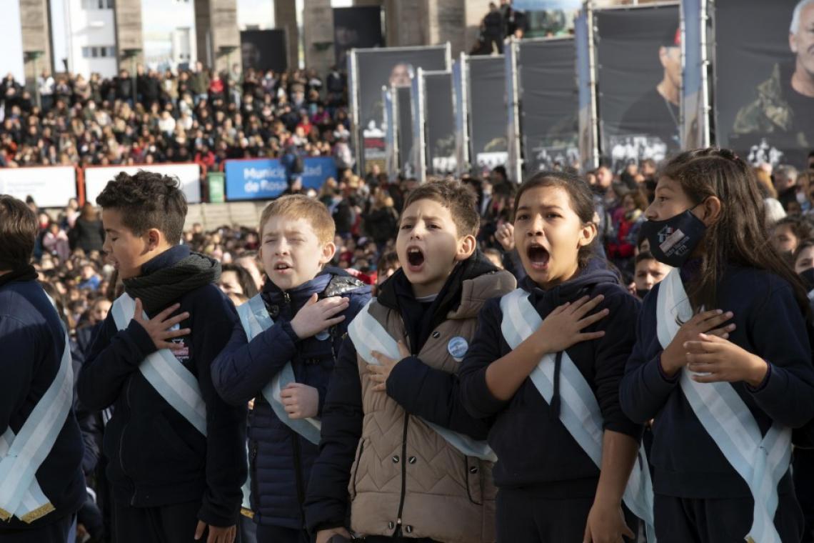 Promesas a la Bandera: Miles de niñas y niños coparon el Monumento