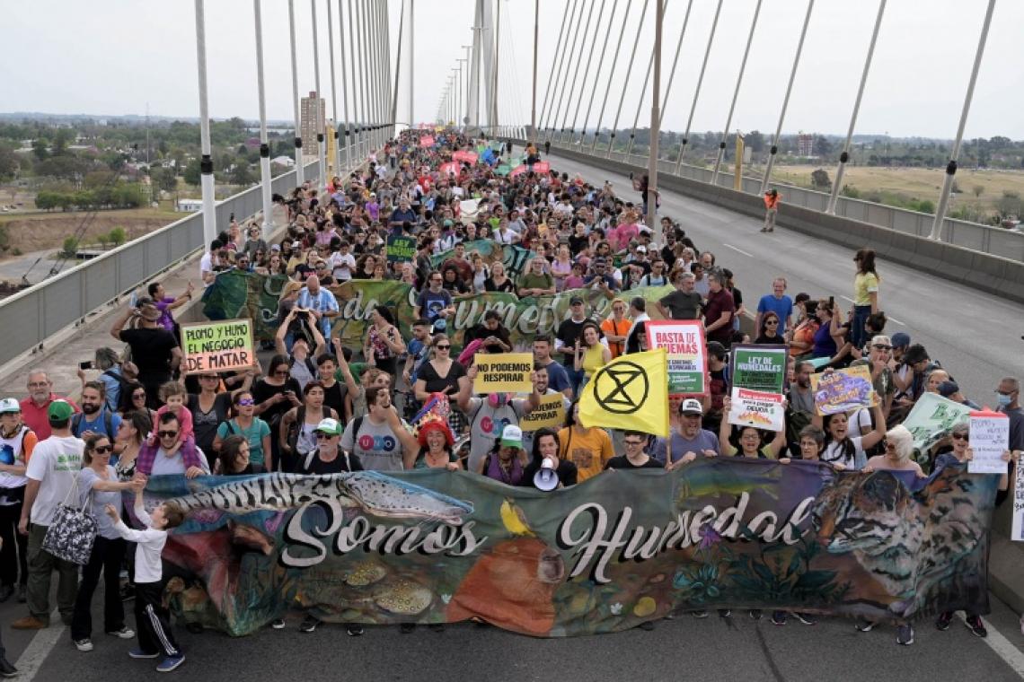 Masiva marcha por la Ley de Humedales y contra quemas intencionales