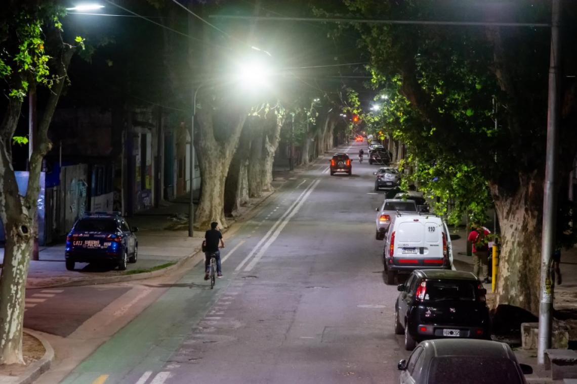 Avanza la colocación de luminarias led en barrio República de La Sexta