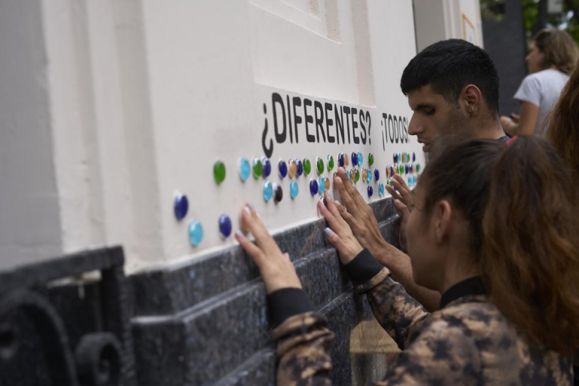 Rosario cuenta con un primer mural en sistema braille