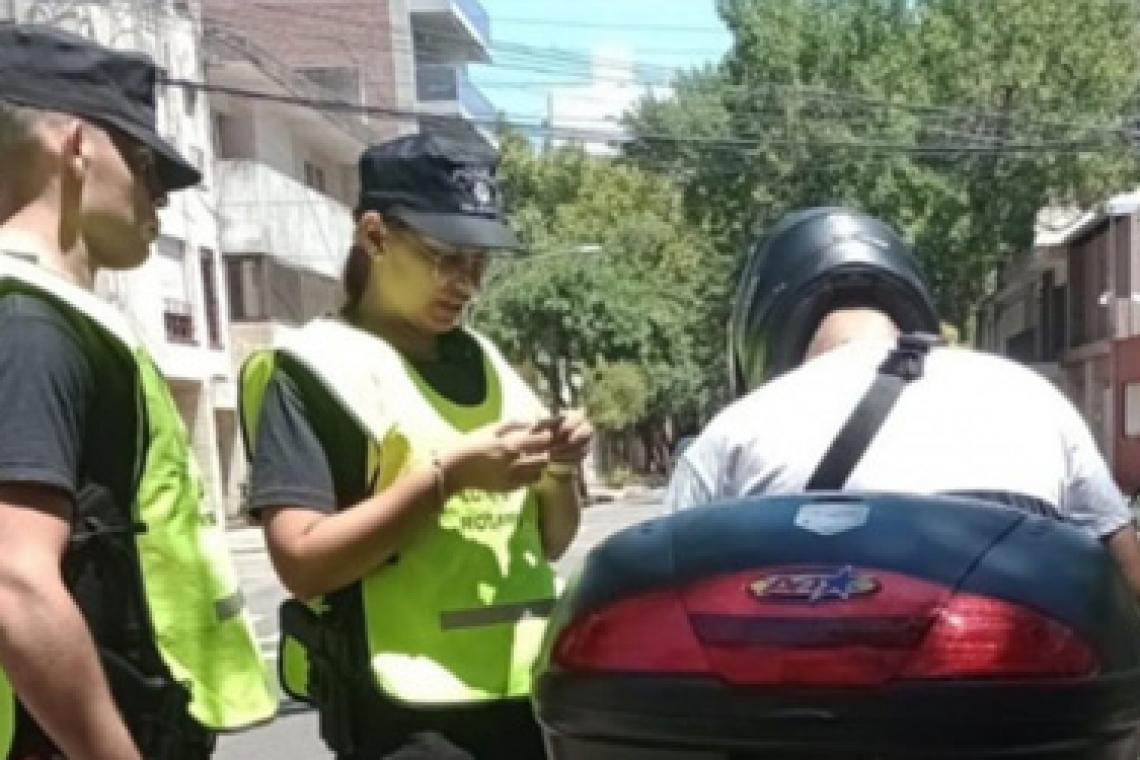 La provincia intensificó operativos en tres barrios de la ciudad de rosario y en paseos comerciales