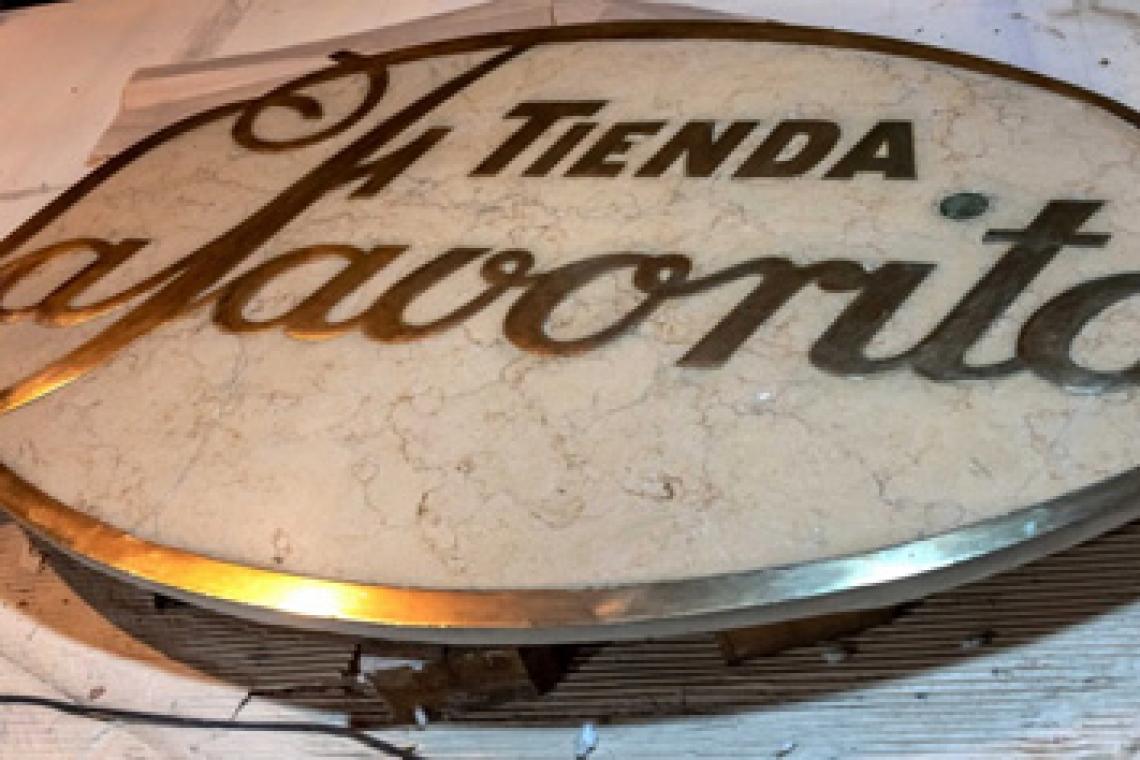 El municipio restituyó la icónica placa identitaria de La Favorita