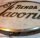 El municipio restituyó la icónica placa identitaria de La Favorita