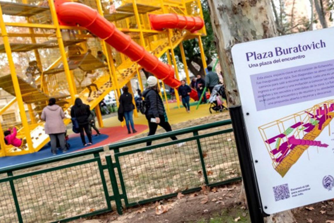 La plaza Buratovich, emblema de barrio Echesortu, luce totalmente renovada y con nuevo juego de grandes dimensiones
