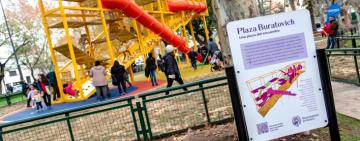 La plaza Buratovich, emblema de barrio Echesortu, luce totalmente renovada y con nuevo juego de grandes dimensiones