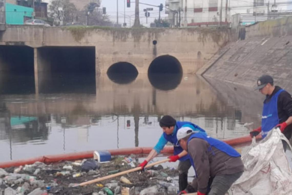 El Municipio desarrolló operativos de limpieza en el arroyo Ludueña