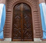 La histórica puerta principal regresó al Palacio de los Leones