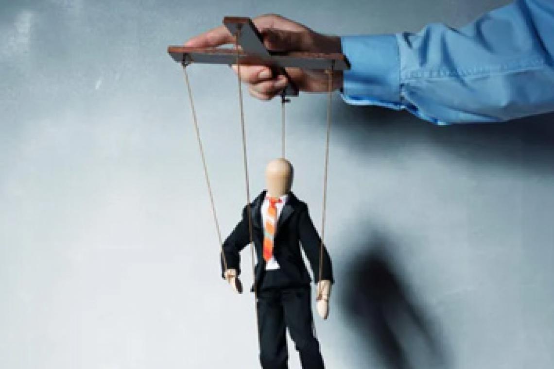 Qué es el “breadcrumbing”, las migajas emocionales que algunas personas usan como método para manipular