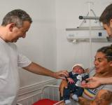 El intendente y el gobernador dieron la bienvenida a Teo, el primer bebé del año