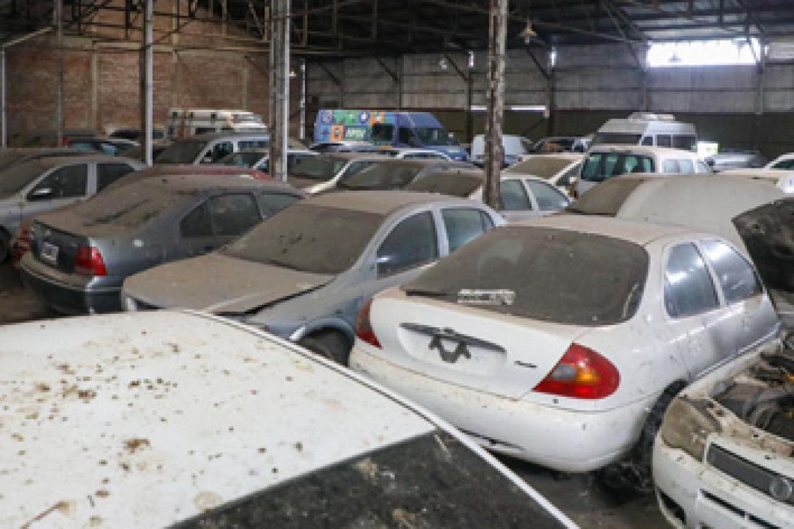 “Cementerio de autos”: Provincia pone en condiciones vehículos oficiales abandonados