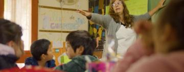 “Asistencia Perfecta” de la maestra que pone su canoa para ir todos los días a la escuela