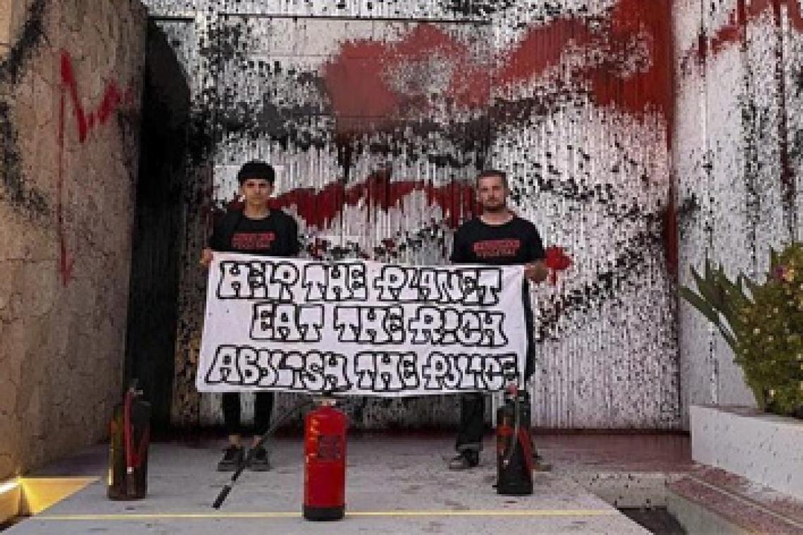Un grupo de ambientalistas vandalizaron la casa de Messi en Ibiza