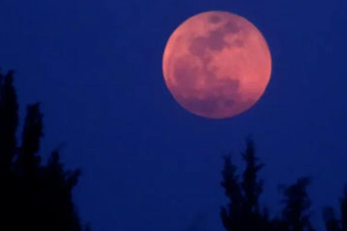 La luna se aleja 4 centímetros por año de la Tierra