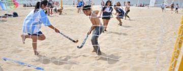El encuentro municipal Multideportes de Playa reunió a una multitud de jóvenes en el Balneario La Florida