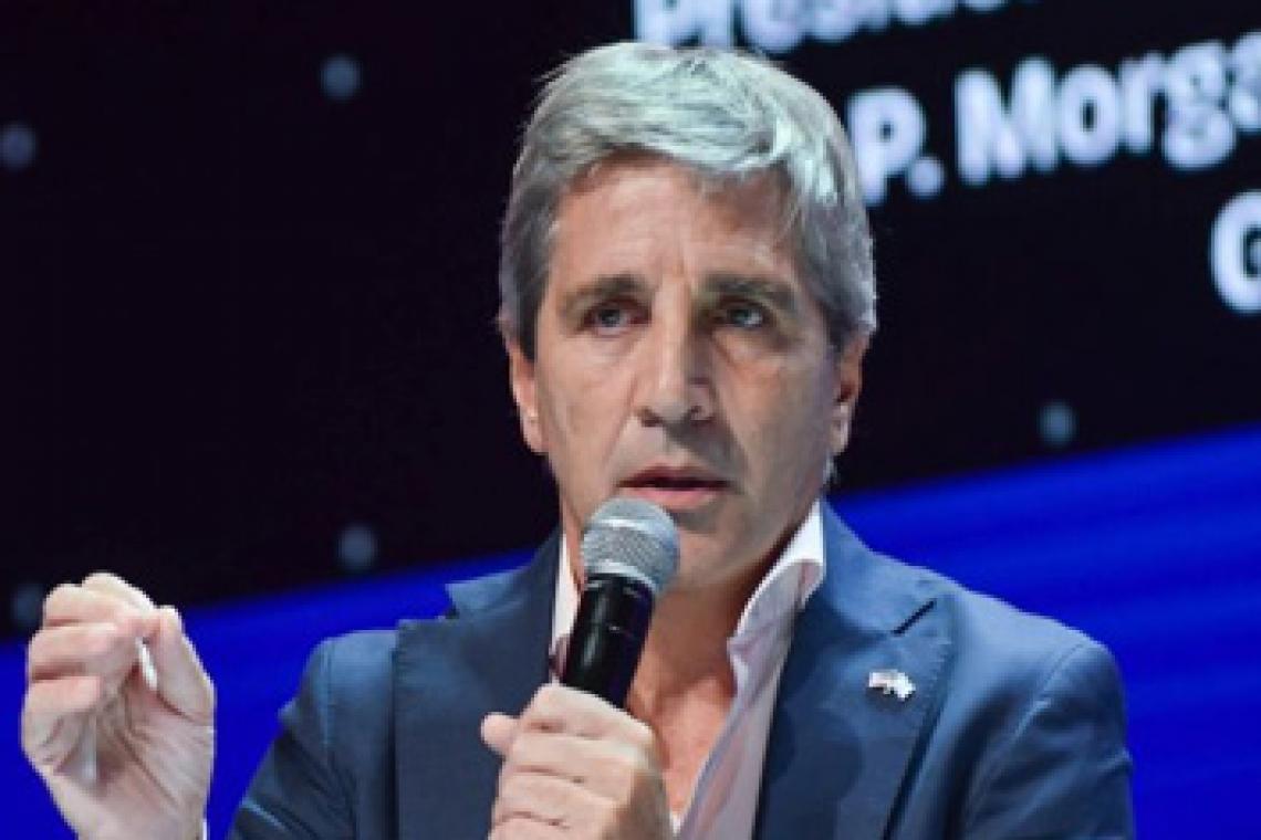 Caputo se quejó de que paga mucho por telefonía celular y llamó a dar "pelea como consumidores" frente a los aumentos