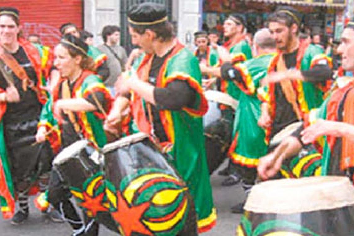 Uruguay vibra con el candombe durante dos noches de carnaval