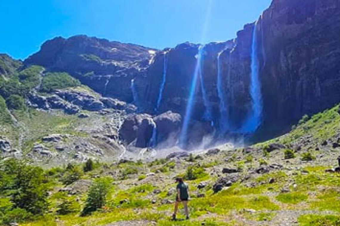 Cómo es el sendero de trekking argentino que se parece a un paisaje de ensueño de los Alpes suizos