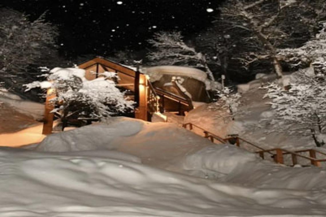 ¿Dónde está La Cueva, el rincón secreto de la Patagonia que combina nieve, montaña y una cena mágica?