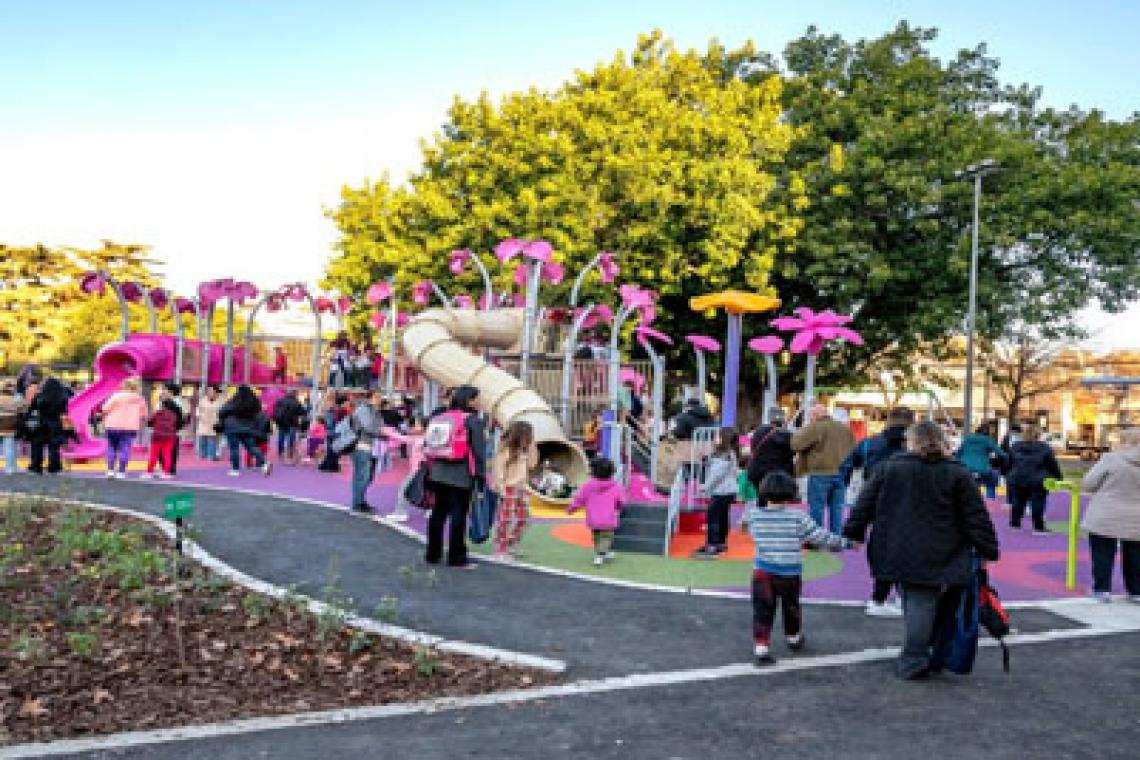 Vecinos de Agote y Echesortu celebraron la renovación total de la plaza Mariano Moreno