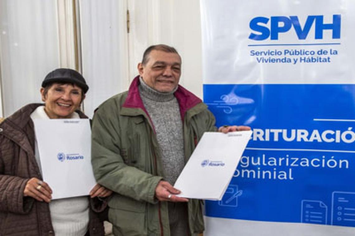 Familias de once barrios de la ciudad recibieron las escrituras de sus viviendas