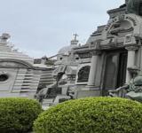 El cementerio El Salvador invita a un recorrido guiado por el simbolismo masónico
