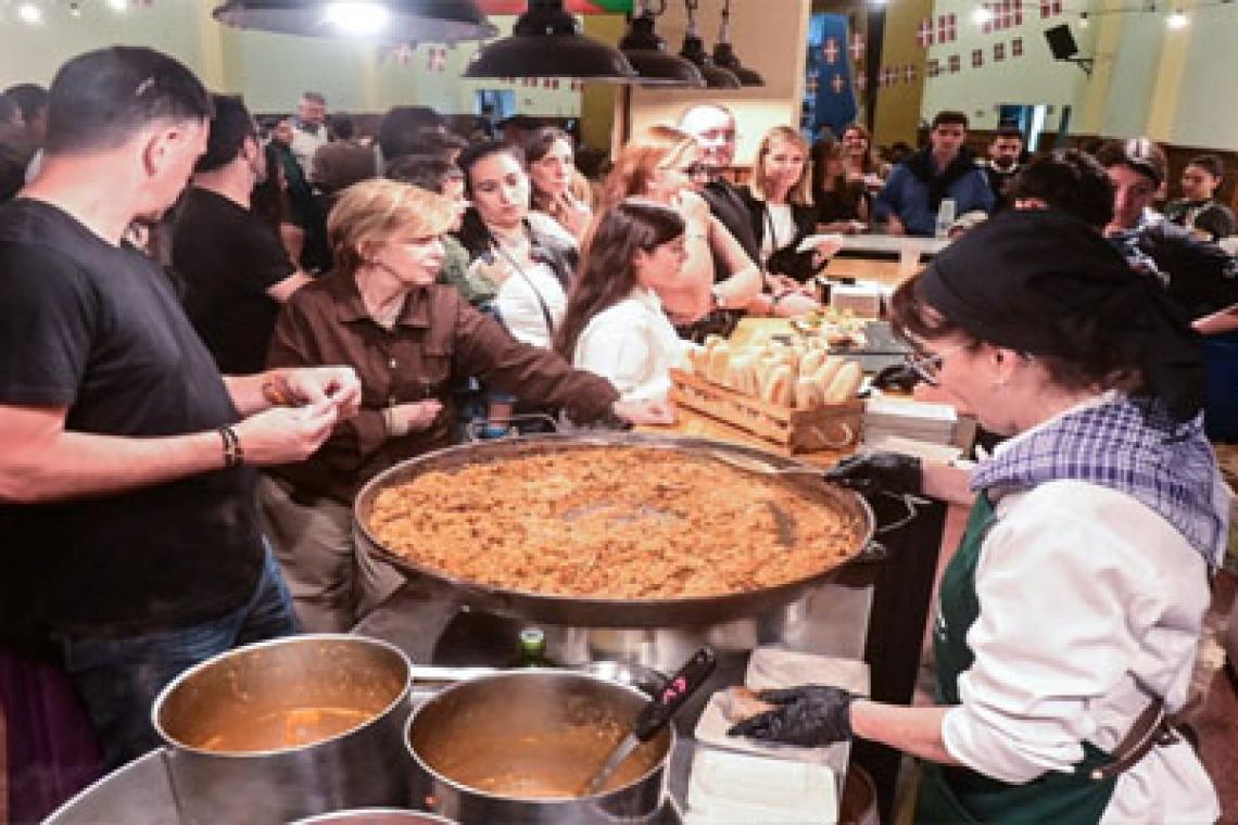Colectividades del Tricentenario: la ciudad empieza a palpitar su fiesta más convocante
