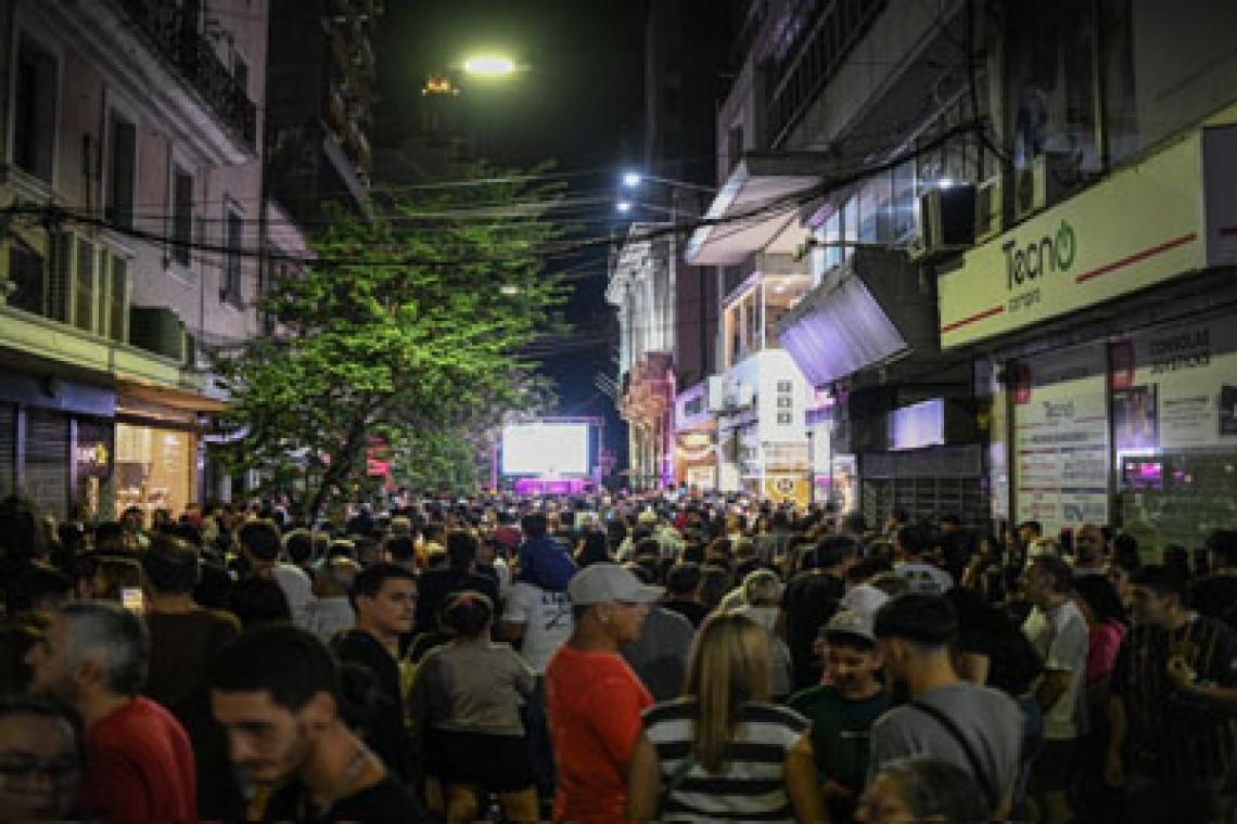 Rosario vivió una nueva Noche de Peatonales en su edición especial por el Tricentenario