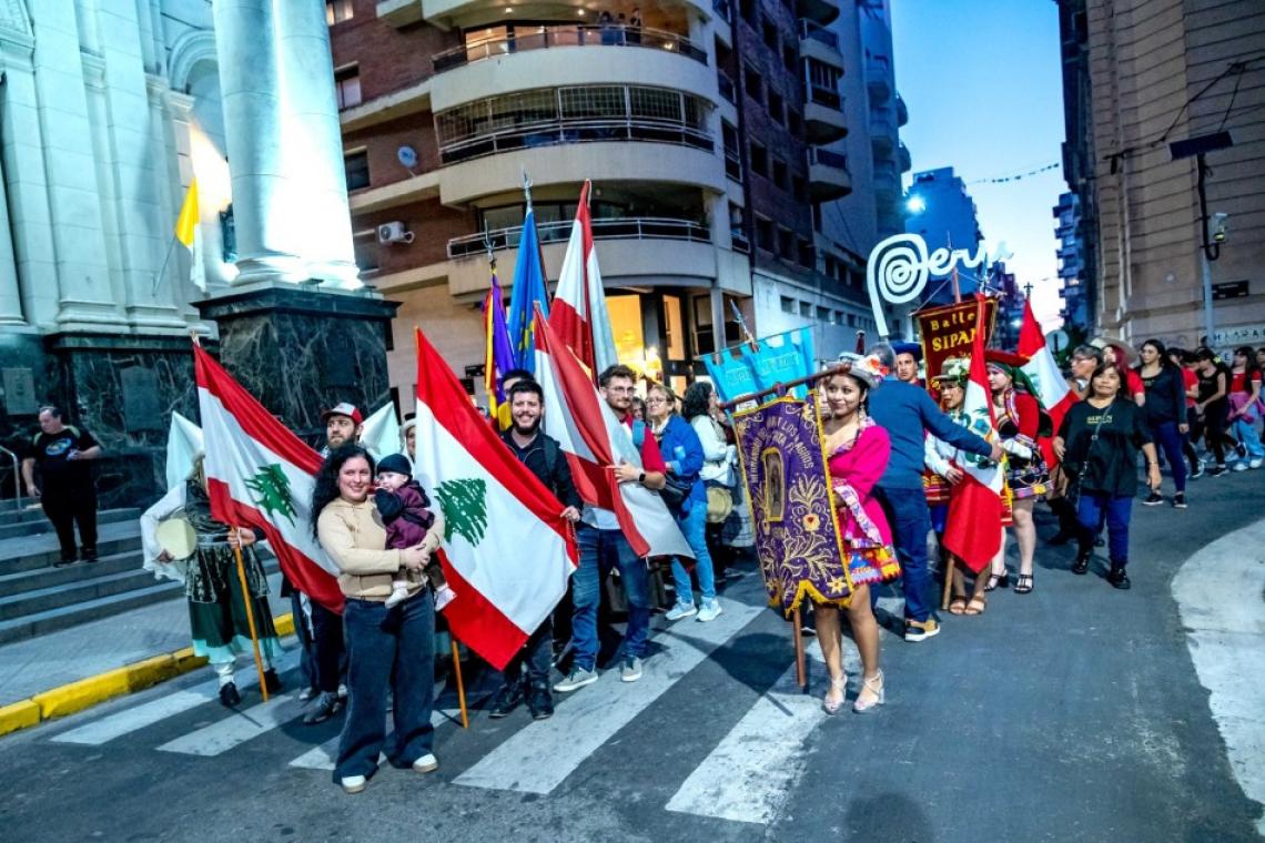 El tradicional desfile de Colectividades llenó de color a la peatonal Córdoba